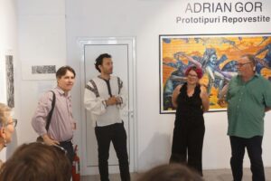 Emil Munteanu, Adrian GOR, Maria Bilașevschi și Constantin Tofan, discutând despre expoziție